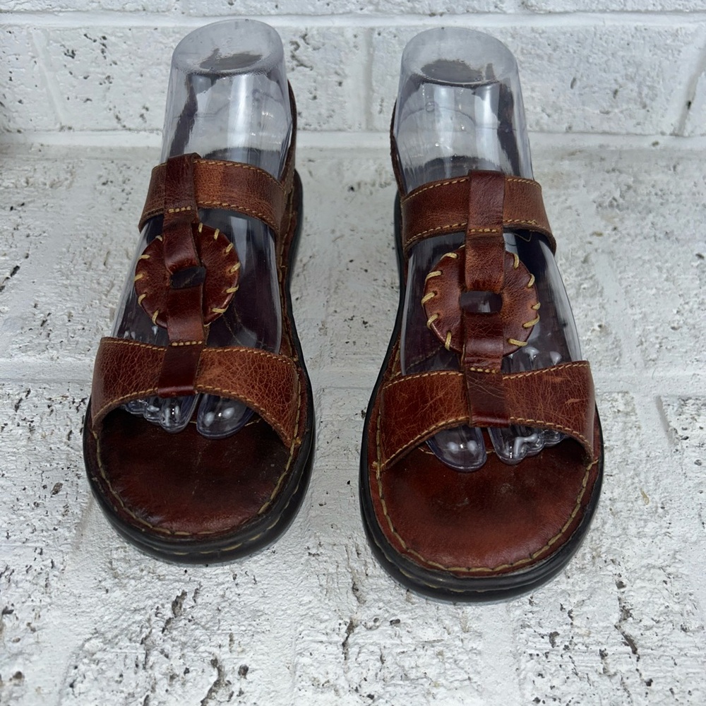 Women’s BORN strappy brown leather sandal size 8